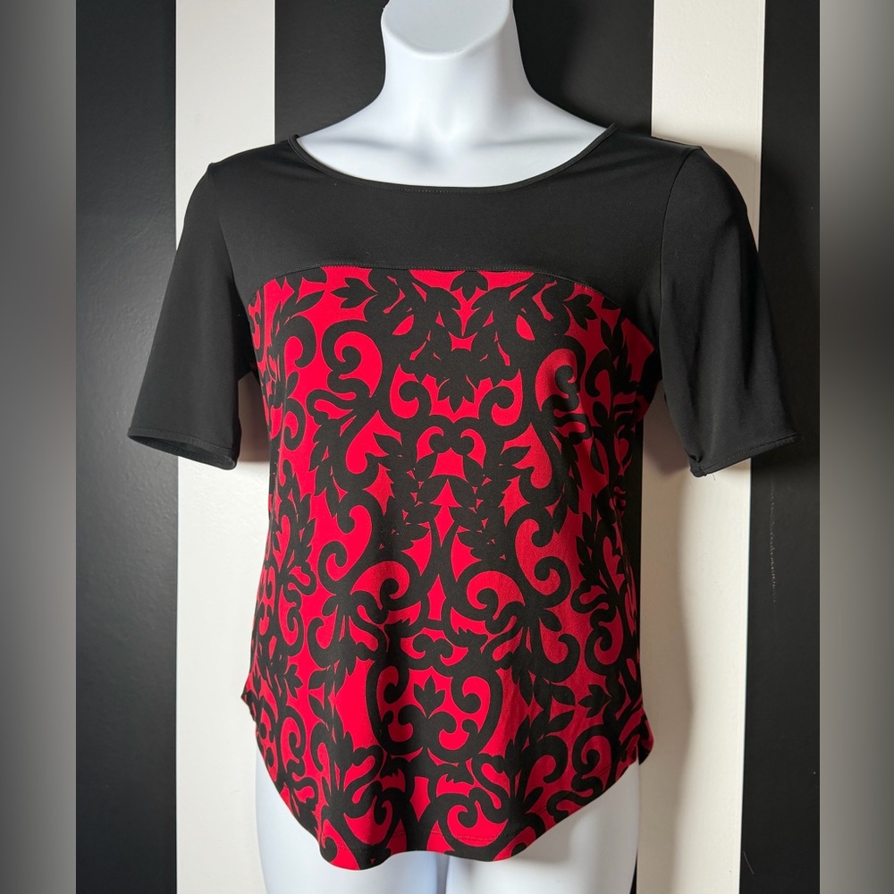 Worthington Black Short Sleeve Top w/ Red Damask Panel and Half Zip Back - SZ M - Picture 2 of 4
